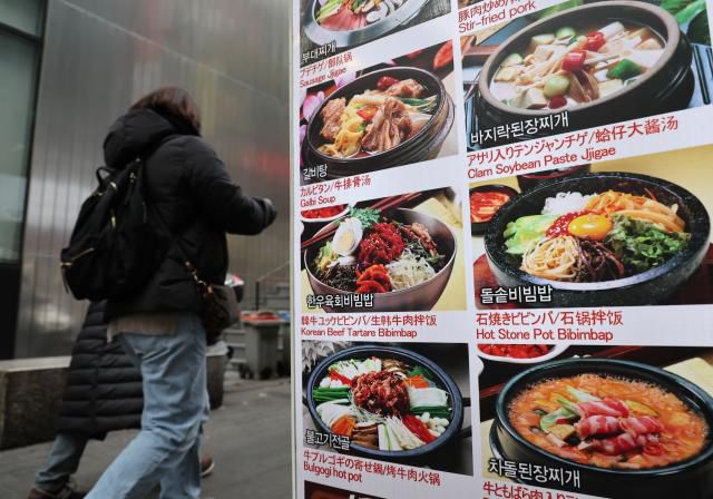 외식 물가 상승     (서울=연합뉴스) 임헌정 기자 = 15일 서울 중구 명동 음식점 앞 메뉴판.      한국소비자원 가격정보포털 '참가격'에 따르면 올해 1∼11월 소비자 선호 8개 외식 메뉴의 서울 기준 평균 가격 상승률은 4.0%였다.      메뉴별로 보면 김밥이 올해 1월 3천323원에서 지난달 3천500원으로 5.3% 올라 상승 폭이 가장 컸다. 같은 기간 짜장면은 7천69원에서 7천423원으로, 비빔밥은 1만654원에서 1만1천192원으로 5.0% 각각 올랐다. 2024.12.15     kane@yna.co.kr/2024-12-15 14:00:17/ <저작권자 ⓒ 1980-2024 ㈜연합뉴스. 무단 전재 재배포 금지, AI 학습 및 활용 금지>[<저작권자 ⓒ 1980-2024 ㈜연합뉴스. 무단 전재 재배포 금지, AI 학습 및 활용 금지>]