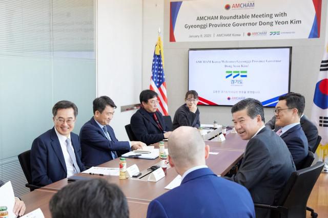 주한미국상공회의소에서 김동연 경기도지사가 미국기업들과 경기도의 지속적인 경제협력방안 논의를 위해 제임스 킴(James KIM)주한미국상공회의소 회장을 면담하고 있다. [사진=경기도]