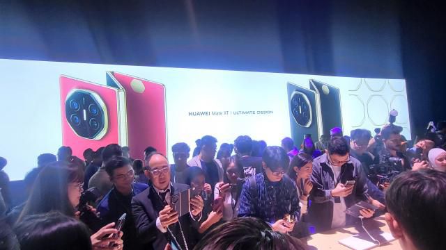 18일 말레이시아 쿠알라룸푸르에서 열린 화웨이 글로벌 론칭 행사에서 참관객들이 메이트 XT 트리폴드폰을 체험하고 있다. [사진=배인선 기자]