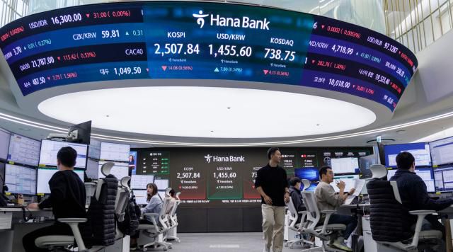 서울 중구 하나은행 본점 딜링룸. [사진=연합뉴스]