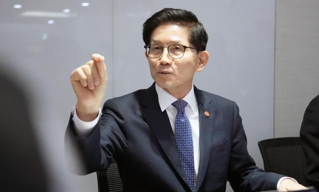 김문수 고용노동부 장관이 10일 정부세종청사에서 기자간담회를 진행하고 있다. [사진=고용노동부]