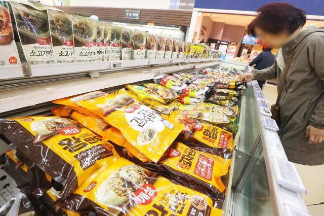 먹거리 물가 비상     (서울=연합뉴스) 진연수 기자 = 먹거리 물가가 고공행진을 이어가는 가운데 소비자들이 즐겨 찾는 냉동만두와 육가공품 가격도 이달에 오른 것으로 확인됐다. 식품업계에 따르면 CJ제일제당은 이달부터 대형마트에서 판매하는 만두, 햄, 소시지 등 일부 제품 가격을 인상했다. 동원F&B도 이달부로 마트 등 유통채널에서 냉동만두 15종 가격을 평균 5% 올렸다.     사진은 9일 서울의 한 대형마트에서 만두를 구매하는 시민들 모습. 2025.3.9      jin90@yna.co.kr/2025-03-09 13:55:47/ <저작권자 ⓒ 1980-2025 ㈜연합뉴스. 무단 전재 재배포 금지, AI 학습 및 활용 금지>[<저작권자 ⓒ 1980-2025 ㈜연합뉴스. 무단 전재 재배포 금지, AI 학습 및 활용 금지>]