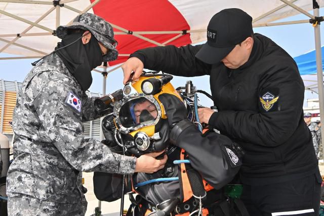 6구조작전중대 해군해경 합동해상구조훈련. [사진=해군 1함대]
