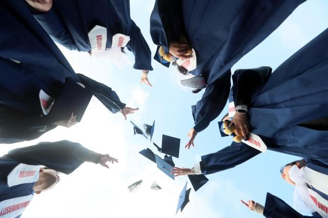 지난 2024년 서울 성북구 국민대학교에서 열린 '2023학년도 전기 학위수여식'에서 졸업생들이 학사모를 던지고 있다. [사진=유대길 기자 dbeorlf123@ajunews.com]