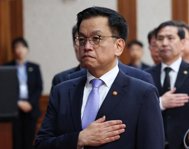 최상목 경제부총리 겸 기획재정부 장관이 1일 정부서울청사에서 열린 국무회의에서 국기에 경례하고 있다. [사진=연합뉴스]