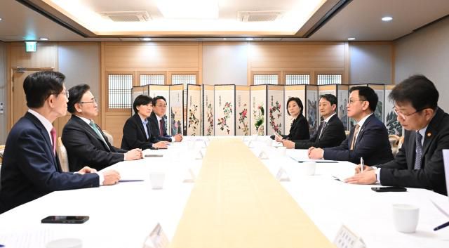 최상목 부총리 겸 기획재정부 장관이 4일 서울 종로구 정부서울청사에서 열린 경제관계장관간담회를 주재하고 있다.[사진=기획재정부]