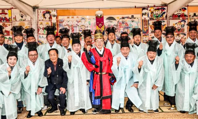 풍어제에 참석한 인사들이 제례를 마친 후 기념촬영하고 있다. [사진=화성시]