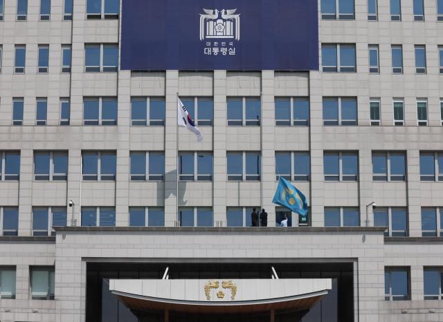 헌법재판소가 윤석열 대통령 파면을 선고한 지난 4일 서울 용산구 대통령실에서 관계자들이 봉황기를 내리고 있는 모습 [사진=연합뉴스]