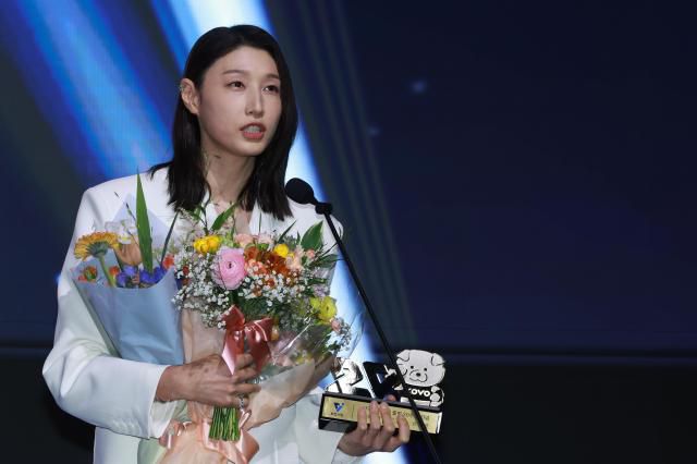 14일 서울 서대문구 스위스그랜드호텔에서 열린 프로배구 도드람 2024~2025 V리그 시상식에서 여자부 20주년 역대 베스트 7에 선정된 흥국생명 아웃사이드히터 김연경이 소감을 밝히고 있다. [사진=연합뉴스]