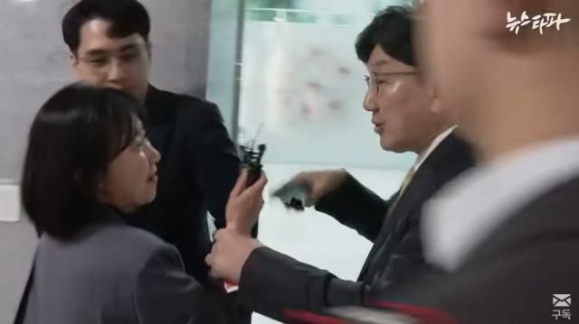 권성동 원내대표가 지난 16일 국회 의원회관에서 질문하기 위해 따라붙은 이명주 뉴스타파 기자의 손목을 잡고 끌고 가는 모습. [사진=뉴스타파 영상 갈무리]