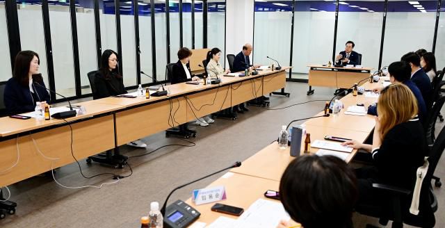 하병필 행정부시장이 17일 시청 나눔회의실에서 열린 '2025년 인천광역시 아동돌봄협의회'에서 인사말을 하고 있다. [사진=인천시]