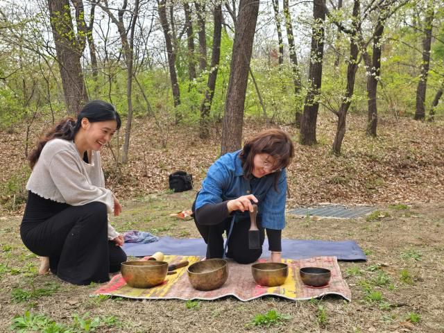 장미란 문화체육관광부 제2차관이 18일 오후 협동조합 청풍을 찾아  요가 수련과 명상을 체험하는 ‘잠시섬’ 프로그램을 체험하고 있다. [사진=기수정 기자]