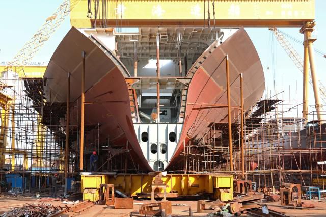 중국 산둥성 웨이하이에 있는 황하이 조선소 조선소에서 작업자들이 건조 중인 선박 근처에서 작업하고 있다. [사진=로이터연합뉴스]