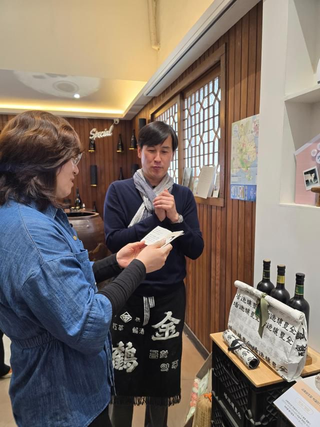 장미란 문화체육관광부 제2차관(왼쪽)이 18일 오전 인천 강화군 길상면 온수리 금풍양조장에서 양태석 금풍양조 대표장에게 전통주에 관한 설명을 듣고 있다. [사진=기수정 기자]