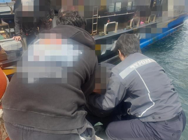 강릉 해경 관계자가 익수자를 구조하고 있다. [사진=강릉 해경]