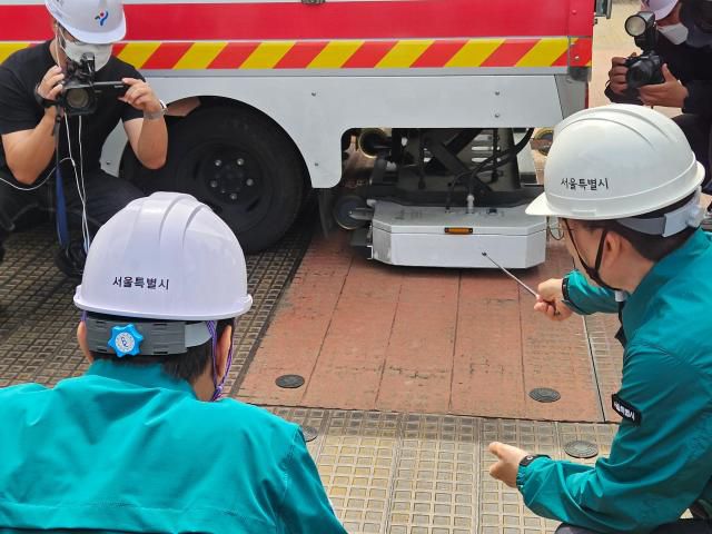 오세훈 서울시장(왼)이 23일 영동대로 지하공간 복합개발사업 공사장에서 서울시 GPR 탐사 차량의 레이더 부분을 살피고 있다. [사진=백소희 기자]