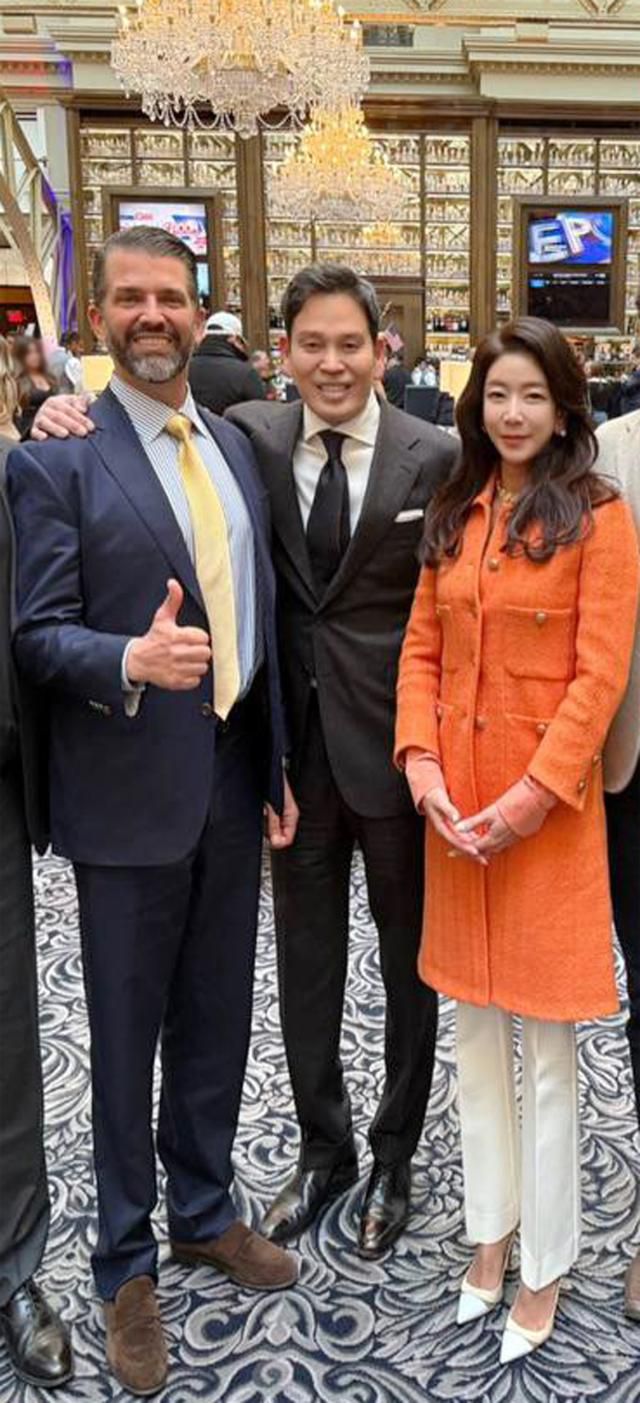 취임식 참석을 위해 지난 1월 워싱턴을 찾은 신세계그룹 정용진 회장(가운데)이 트럼프 주니어(왼쪽)와 만나 부인 한지희씨(오른쪽)를 소개한 뒤 기념촬영을 하고 있다. [사진=신세계그룹]
