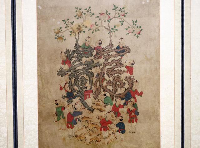 자손번창을 기원하는 백동문자도 병풍. 문자사이로 20명의 동자들을 그려 넣었다.