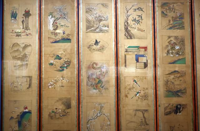 백납도 10폭 병풍. 각 폭에 여러점의 그림과 소품을 그려 넣었다. 하나의 병풍으로 여러 작품을 감상하고자 했던 당시의 문화이다.