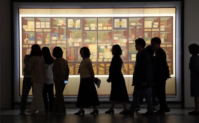 전시장을 둘러보는 관람객들.
