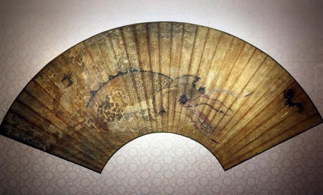 선면이무기도. 부채에 전설의 동물 이무기를 그렸다.