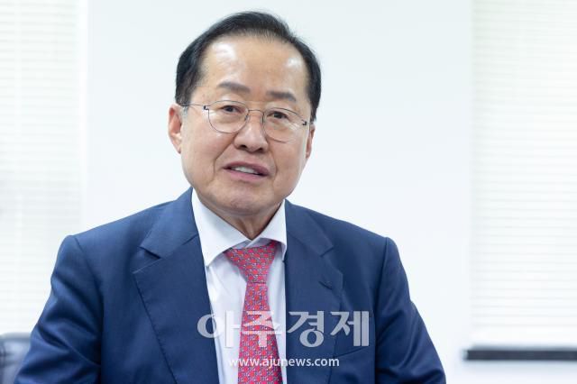 지난 22일 서울 여의도 대하빌딩 선거캠프 사무실에서 홍준표 국민의힘 대선 경선 후보 [사진=유대길 기자 dbeorlf123@ajunews.com]