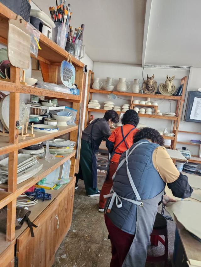 묵호노인종합복지관이 고독사 예방 사업 참여 어르신들을 대상으로 진행한 '소규모 도자기 체험 프로그램'. [사진=묵호노인종합복지관]