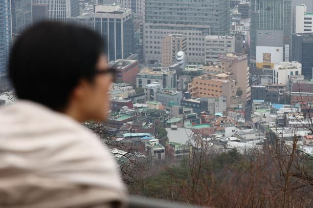 작년 서울 연립·다세대 거래량이 반등하며 월세 선호 경향이 뚜렷하게 드러난 가운데 27일 서울 시내 한 연립·다세대 단지의 모습.     이날 부동산플래닛의 '2024년 서울시 연립·다세대주택 매매 및 전·월세시장 동향 보고서'에 따르면 서울시의 연립·다세대 주택 거래량은 전년보다 20.6%가 늘어난 2만6천214건으로 집계되며 3년 만에 상승세로 돌아섰다. 거래 종류별로는 전세 거래가 6만2천657건으로 전년 대비 12.4% 줄어든 반면 월세 거래(7만4천658건)는 12.4% 늘었다. 2025.3.27