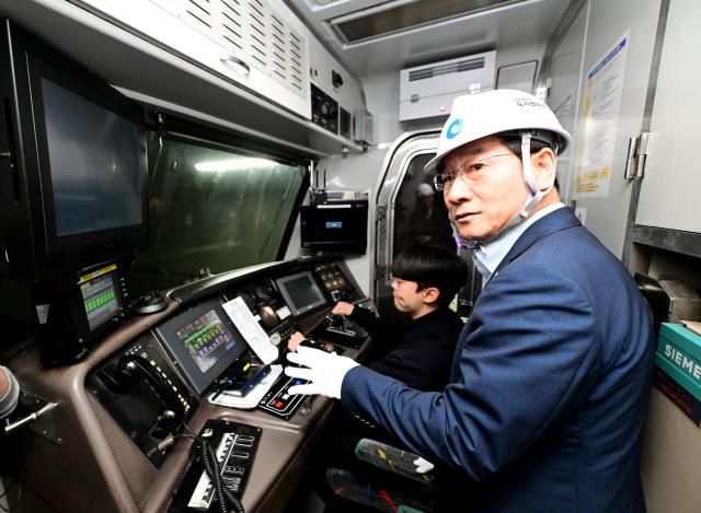 유정복 인천광역시장이 30일 서구 아라역에서 검단 연장선 개통 대비 현장을 점검하고 있다. [사진=인천시]