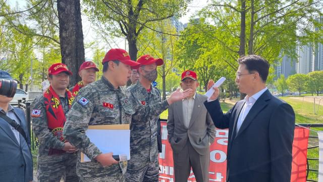 30일 해병대 예비역 연대가 정부과천청사 앞에서 임성근 전 해병대 1사단장에게 항의하고 있다. [사진=해병대 예비역 연대]