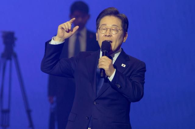 더불어민주당 대선 후보로 선출된 이재명 후보가 27일 경기 고양시 킨텍스에서 열린 '제21대 대통령선거 후보자 선출을 위한 수도권·강원·제주 경선 및 최종 후보자 선출 대회'에서 수락 연설을 하고 있다. 2025.4.27[사진=유대길 기자 dbeorlf123@ajunews.com]