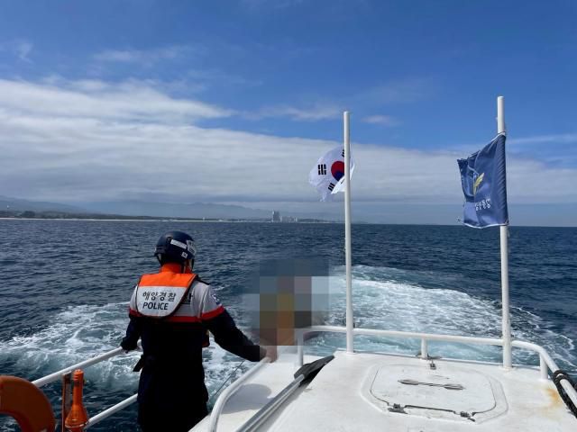 강릉 해경 관계자가 해양 순찰을 하고 있다. [사진=강릉 해경]