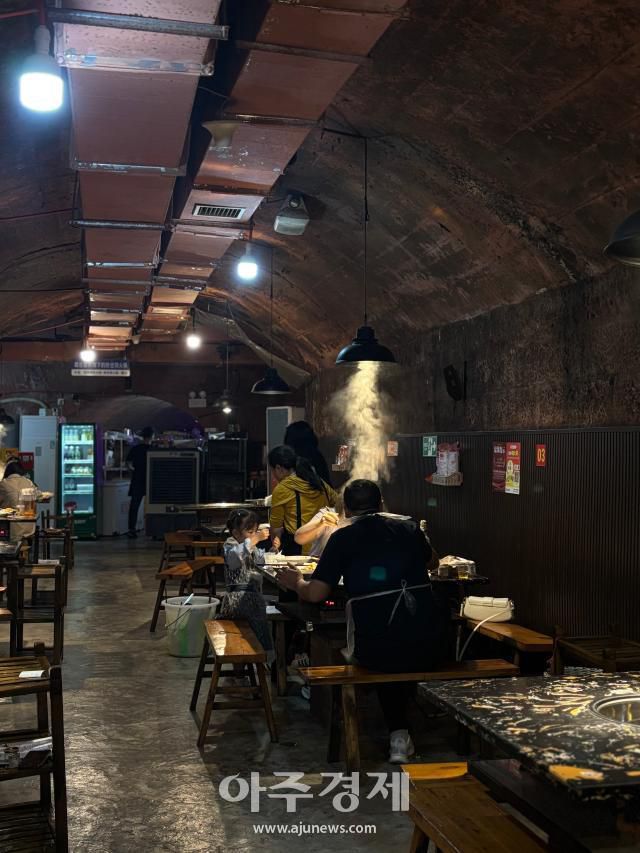 충칭 시내의 한 방공호 훠궈집. [사진=배인선 기자]