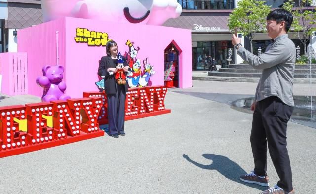 1일 오전 경기 김포시 현대프리미엄아울렛 김포점에 마련된 미키마우스와 친구들로 꾸며진 연출물 앞에서 고객들이 기념사진을 찍고 있다. 2025.5.1 [사진=현대백화점]