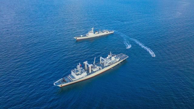 중국 인민해방군 해군 제46함대가 대테러 및 해적 소탕 훈련에 참가한 모습을 2025년 1월 2일 카메라에 담았다. 이 함대는 339일간의 항해 기간 동안 16만 해리 이상을 항해하며 아덴만과 소말리아 해역에서 선박들을 호위하는 임무를 수행했다. [사진=신화통신]