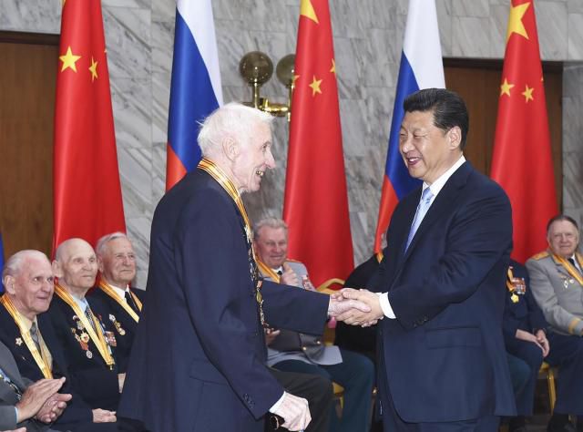 2015년 5월 8일, 러시아 모스크바에서 시 주석(앞 오른쪽)이 러시아 참전 용사와 악수하고 있다. [사진=신화통신]