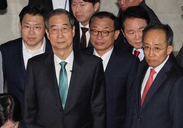 한덕수 전 국무총리가 지난 2일 서울 여의도 국회 소통관에서 대통령 선거 출마를 선언하기 위해 이정현 전 새누리당 대표, 국민의힘 추경호 의원 등과 기자회견장으로 향하고 있다. [사진=연합뉴스]
