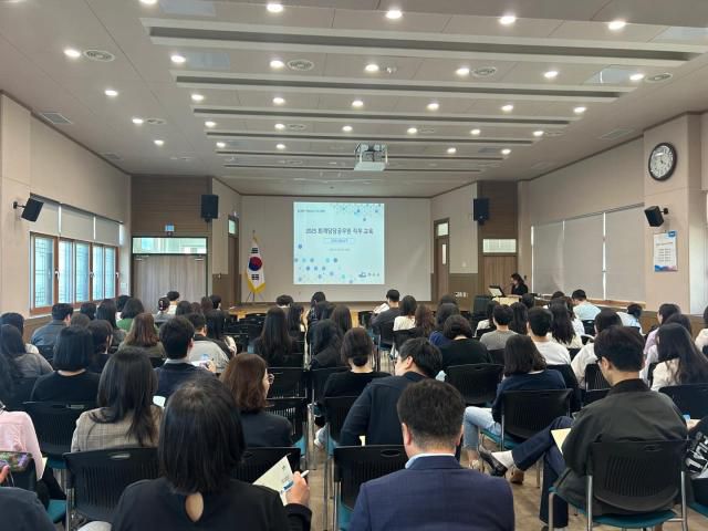 여수시가 회계담당자와 신규공무원 등 130여 명을 대상으로 ‘2025년 상반기 회계 직무 교육’을 실시했다. [사진=여수시]