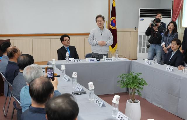 이재명 더불어민주당 대선 후보가 7일 전북 익산시 대한노인회 익산시지회에서 열린 노인회 간담회에서 인사를 하고 있다. [사진=연합뉴스]