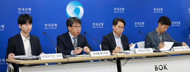 9일 오전 서울 중구 한국은행에서 개최된 '2025년 3월 국제수지(잠정) 기자설명회'에서 왼쪽부터 김준영 국제수지팀 과장, 신승철 경제통계1국장, 김성준 국제수지팀장, 권수한 국제수지팀 과장이 질의응답을 하고 있다. [사진=한국은행]