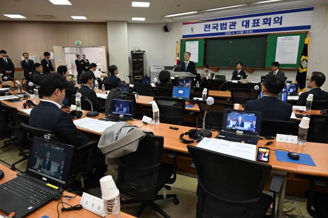 조희대 대법원장이 14일 경기도 고양시 사법연수원에서 열린 전국법관대표회의에서 인사말을 하고 있다.  [사진=연합뉴스]