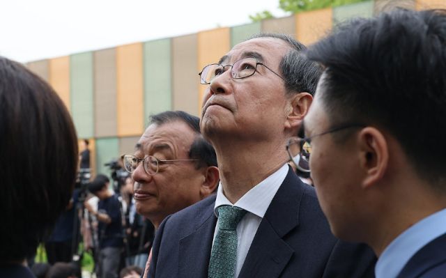 지난 8일 국회에서 김문수 국민의힘 대선 후보와의 2차 단일화 회동을 마친 뒤 생각에 잠긴 무소속의 한덕수 대선 예비후보 [사진=연합뉴스]