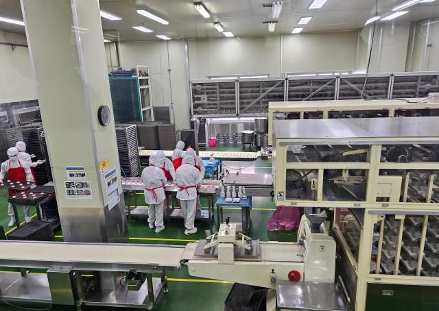 8일 경기도 안성 푸드코아 공장에서 직원들이 '연세우유 생크림빵'을 반죽하고 있다. [사진=정연우 기자]