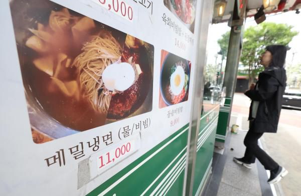 서울 시내 한 음식점에 냉면 그림 가격표 위에 오른 가격이 적힌 스티커가 붙어 있다. [사진=연합뉴스]
