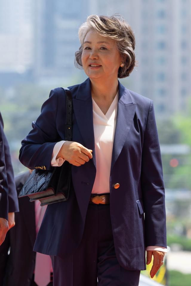 김정숙 여사가 4월 25일 오후 서울 여의도 국회에 들어서고 있다. [사진=유대길 기자]