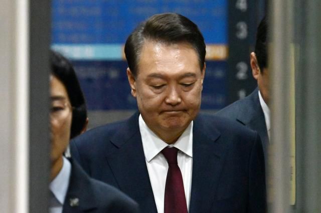 윤석열 전 대통령이 12일 서울 서초구 중앙지방법원에서 열린 내란 우두머리 혐의, 직권남용 권리행사방해 혐의 사건 3차 공판을 마친 뒤 법정을 나서고 있다. [사진=연합뉴스]