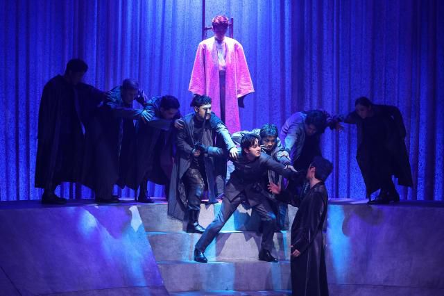 13일 오후 서울 서강대학교 메리홀에서 열린 연극 '킬링시저' 프레스콜에서 배우들이 주요 장면을 시연하고 있다. [사진=연합뉴스]