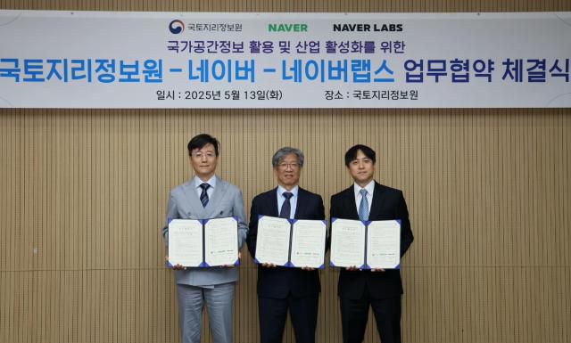 네이버 최승락 부사장(좌), 국토지리정보원 조우석 원장(중) 네이버랩스 이동환 부사장(우) [사진=네이버]