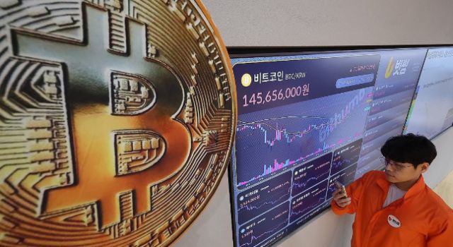 지난 12일 서울 서초구 빗썸라운지 강남본점 전광판에 비트코인 가격이 표시되고 있다. [사진=연합뉴스]