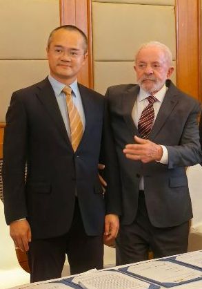 브라질 룰라 대통령(오른쪽)이 왕싱 메이투안 창업자 겸 최고경영자(CEO) 왕싱와 만나 투자 계약 체결 [사진=메이투안]